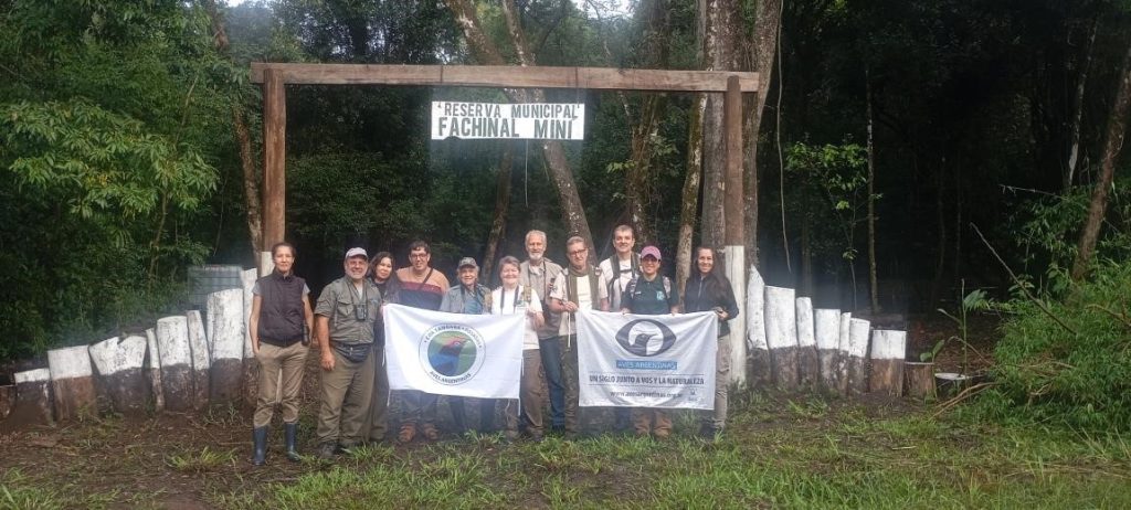Miembros del COA Tangará realizando avistaje de aves en la Reserva Fachinal Miní.